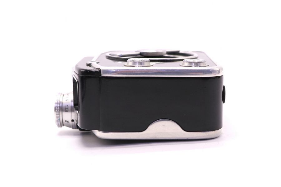 Черная любительская 8-мм кинокамера Экран (СССР)