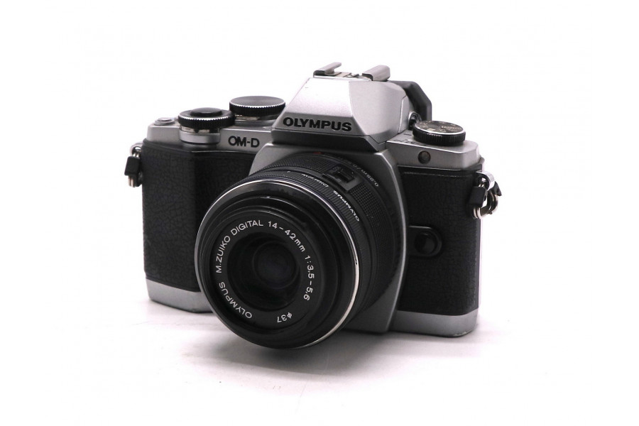 Olympus OM-D E-M10 kit (пробег 40150 кадров)