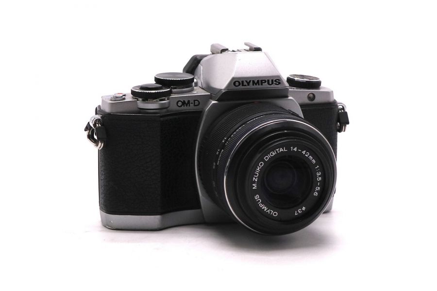 Olympus OM-D E-M10 kit (пробег 40150 кадров)
