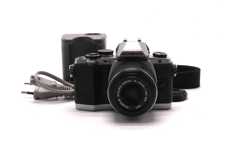 Olympus OM-D E-M10 kit (пробег 40150 кадров)
