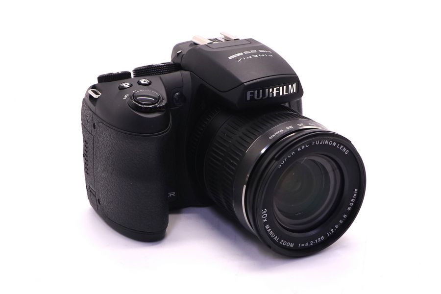 Компактный Fujifilm FinePix HS25EXR в упаковке