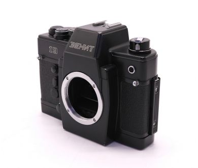 Советский плёночный фотоаппарат Зенит 19 body