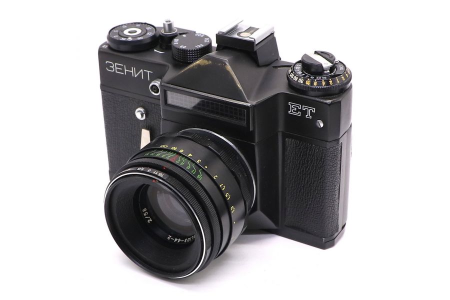 Зеркальный фотоаппарат Зенит ЕТ + Гелиос-44-2 (СССР)