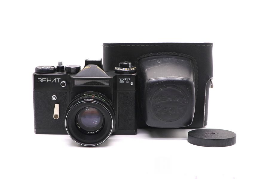 Зеркальный фотоаппарат Зенит ЕТ + Гелиос-44-2 (СССР)