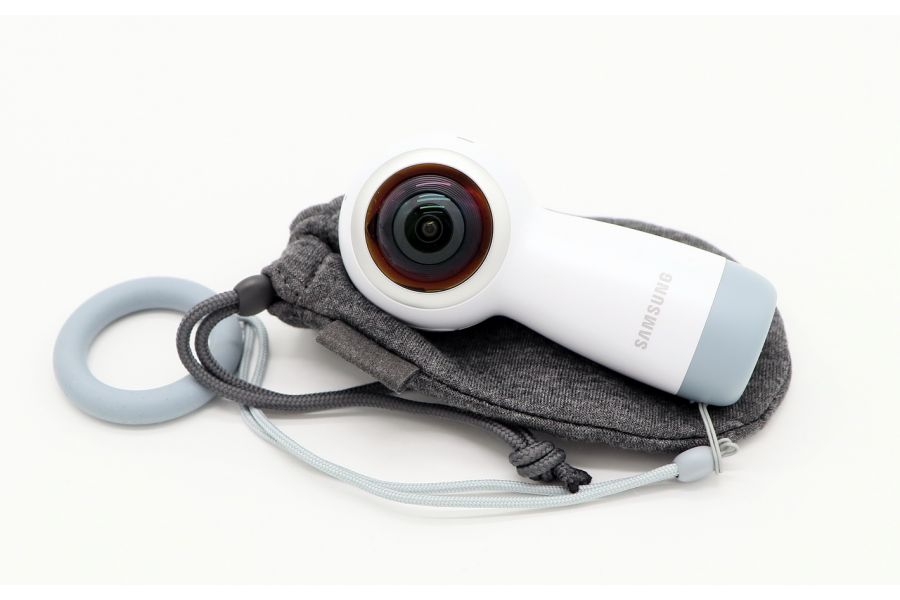 Экшен-камера Samsung Gear 360 в упаковке