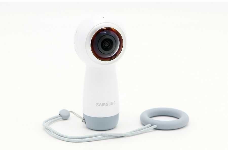 Экшен-камера Samsung Gear 360 в упаковке
