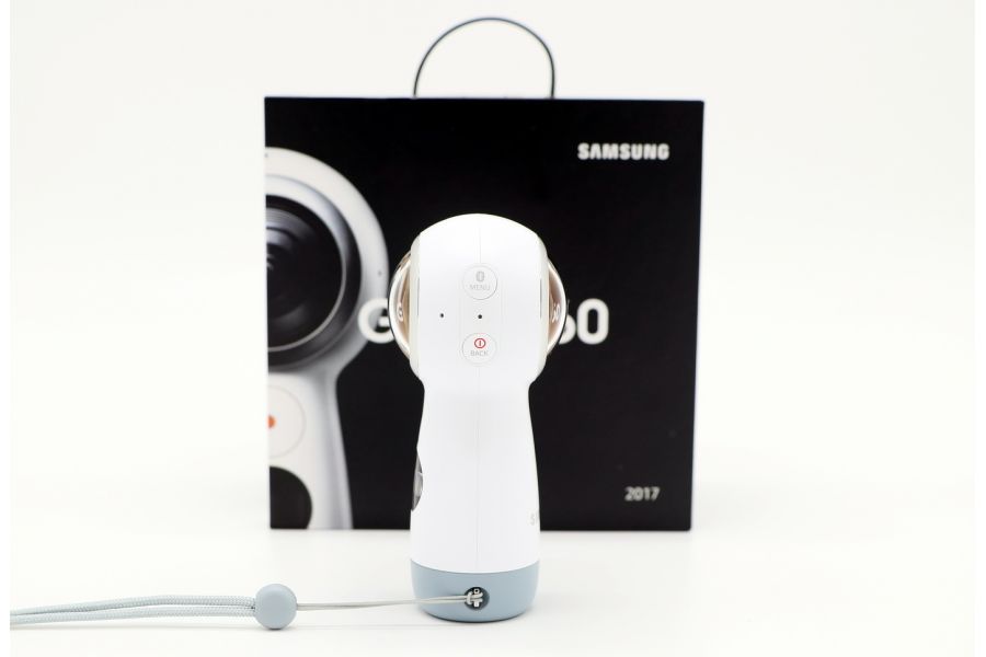 Экшен-камера Samsung Gear 360 в упаковке