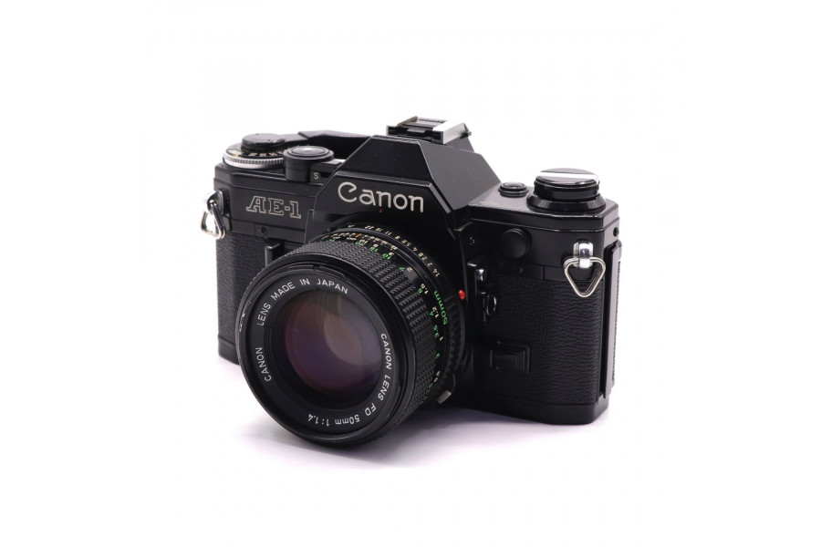 Зеркальный пленочный фотоаппарат Canon AE-1 kit