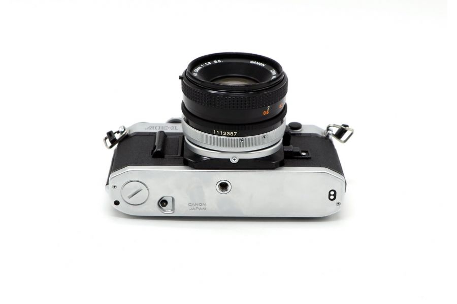 Зеркальный пленочный фотоаппарат Canon AE-1 kit