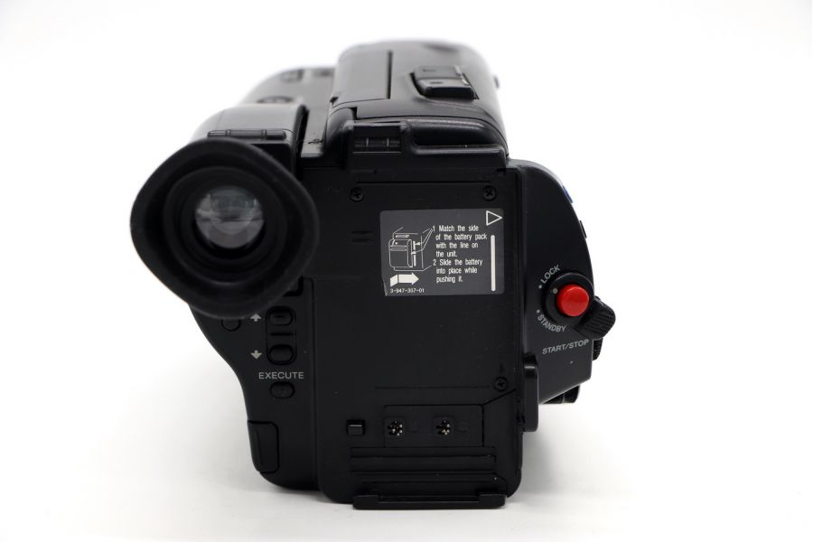 Видеокамера аналоговая Sony CCD-TR565E Handycam