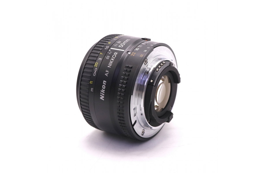 Объектив Nikon 50mm f/1.8D AF Nikkor в упаковке