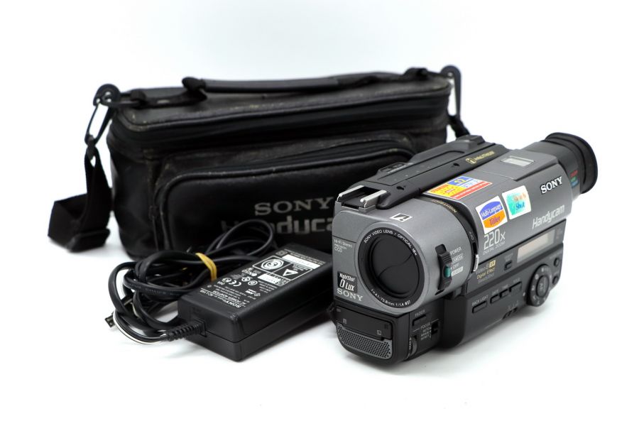 Видеокамера кассетная Sony CCD-TR730E Handycam