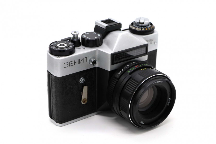 Фотоаппарат Зенит ЕТ silver + Гелиос (СССР, 1981)