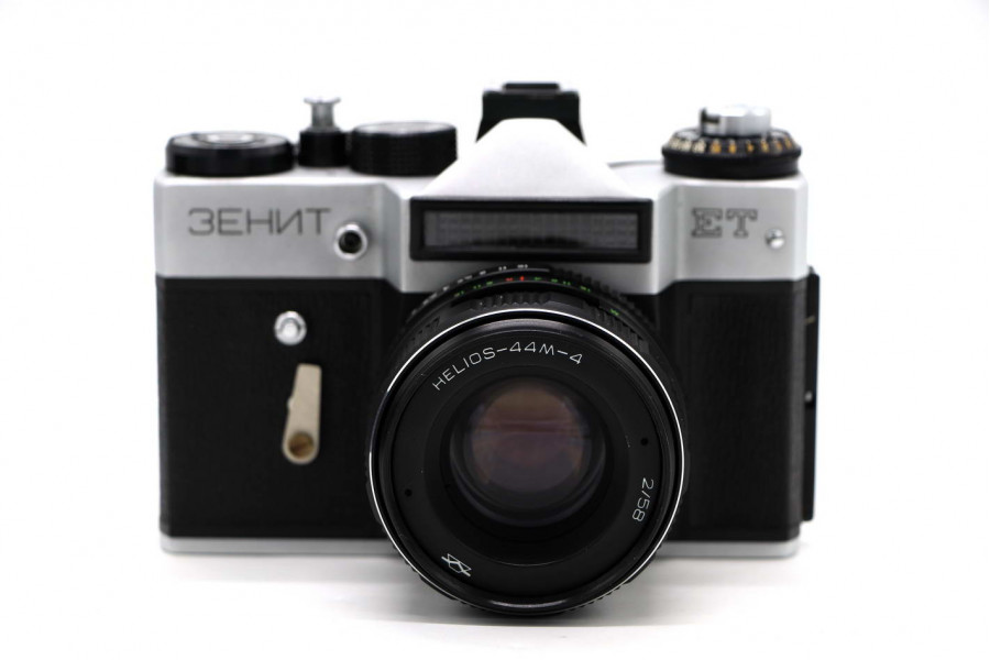 Фотоаппарат Зенит ЕТ silver + Гелиос (СССР, 1981)