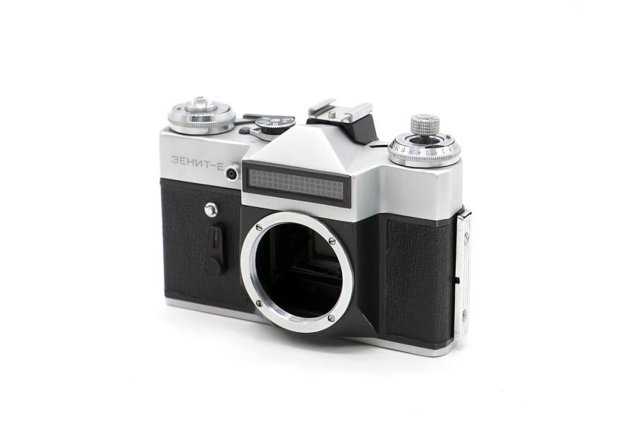 Советский зеркальный фотоаппарат Зенит-Е Body