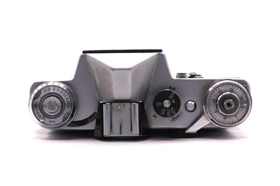 Советский зеркальный фотоаппарат Зенит-Е Body