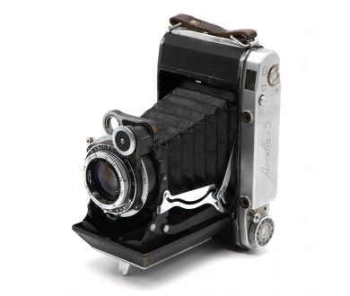 Советская складная плёночная фотокамера Москва-5