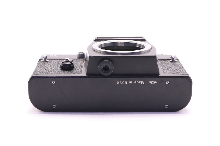 Советский малоформатный фотоаппарат Зенит 11 body