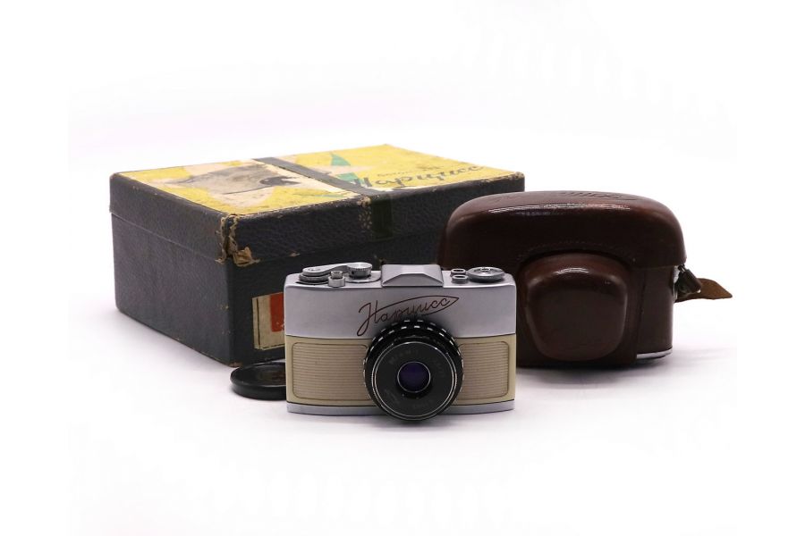 Советская зеркальная фотокамера Нарцисс в упаковке