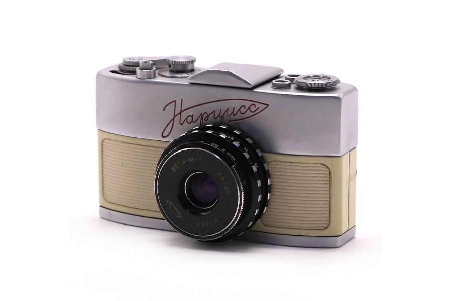 Советская зеркальная фотокамера Нарцисс в упаковке