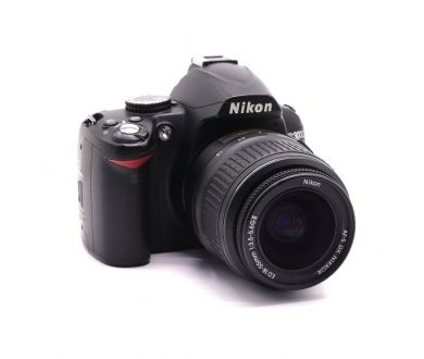 Фотокамера Nikon D3000 kit (пробег 12150 кадров)