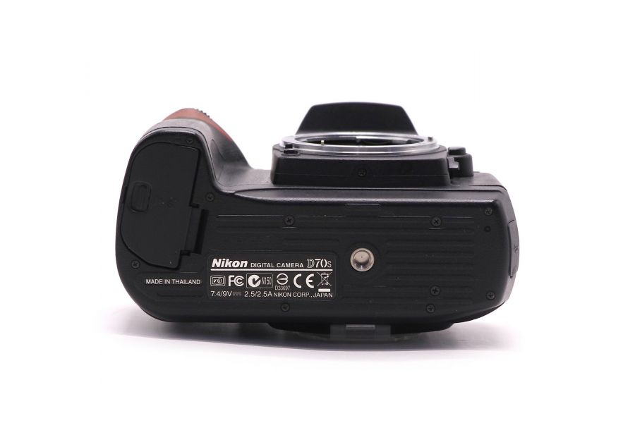 Фотокамера Nikon D70s body (пробег 4000 кадров)