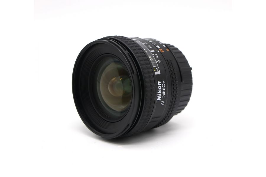 Объектив Nikon 20mm f/2.8D Nikkor в упаковке