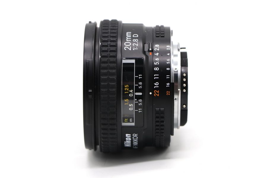 Объектив Nikon 20mm f/2.8D Nikkor в упаковке