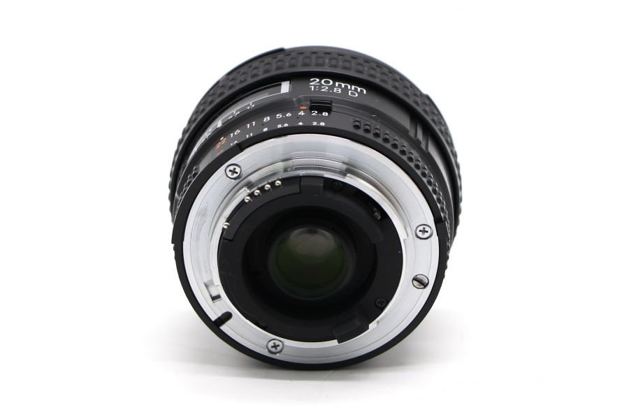 Объектив Nikon 20mm f/2.8D Nikkor в упаковке