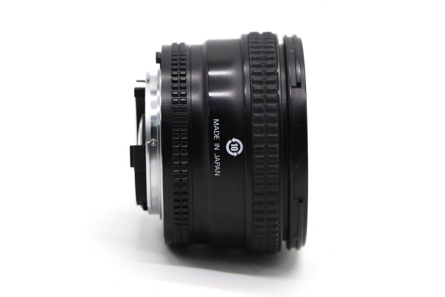 Объектив Nikon 20mm f/2.8D Nikkor в упаковке