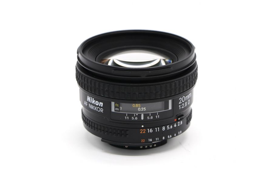 Объектив Nikon 20mm f/2.8D Nikkor в упаковке