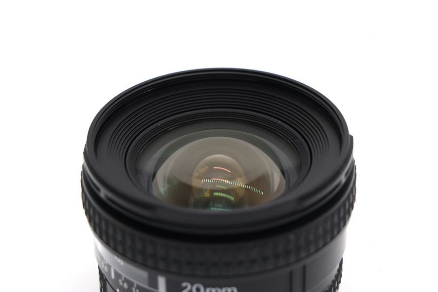 Объектив Nikon 20mm f/2.8D Nikkor в упаковке