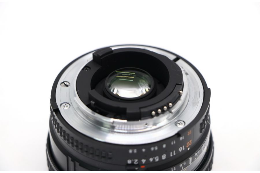 Объектив Nikon 20mm f/2.8D Nikkor в упаковке