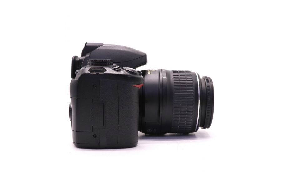Фотокамера Nikon D3000 kit (пробег 8240 кадров)