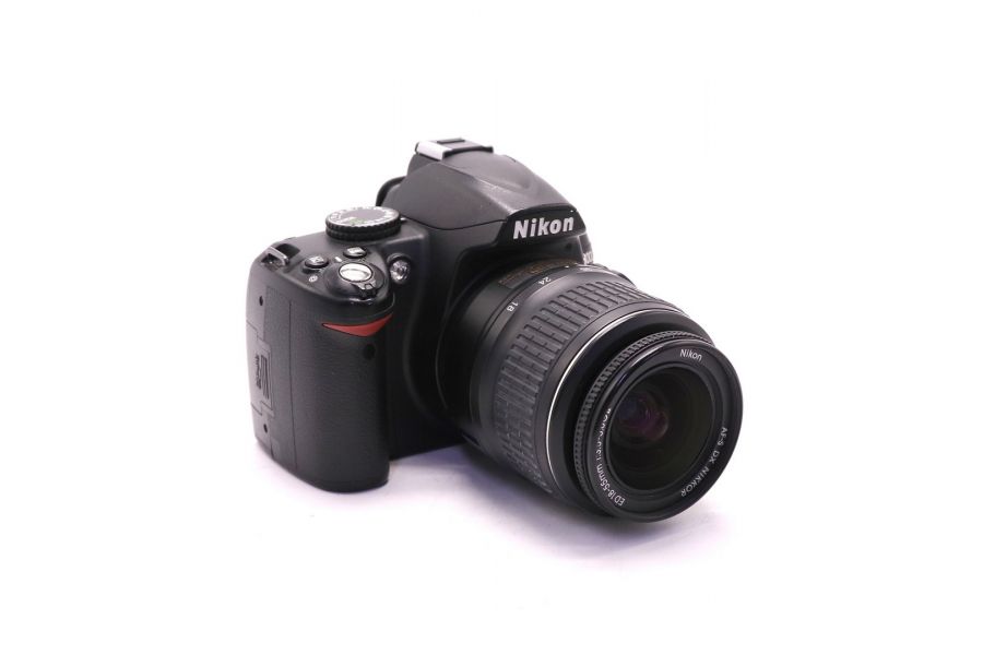 Фотокамера Nikon D3000 kit (пробег 8240 кадров)