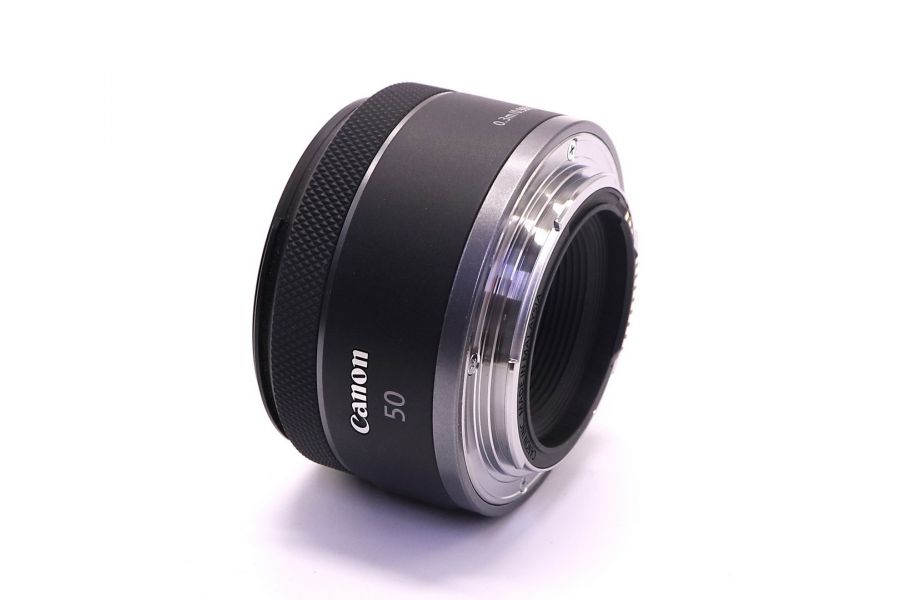 Canon RF 50mm f/1.8 STM в упаковке