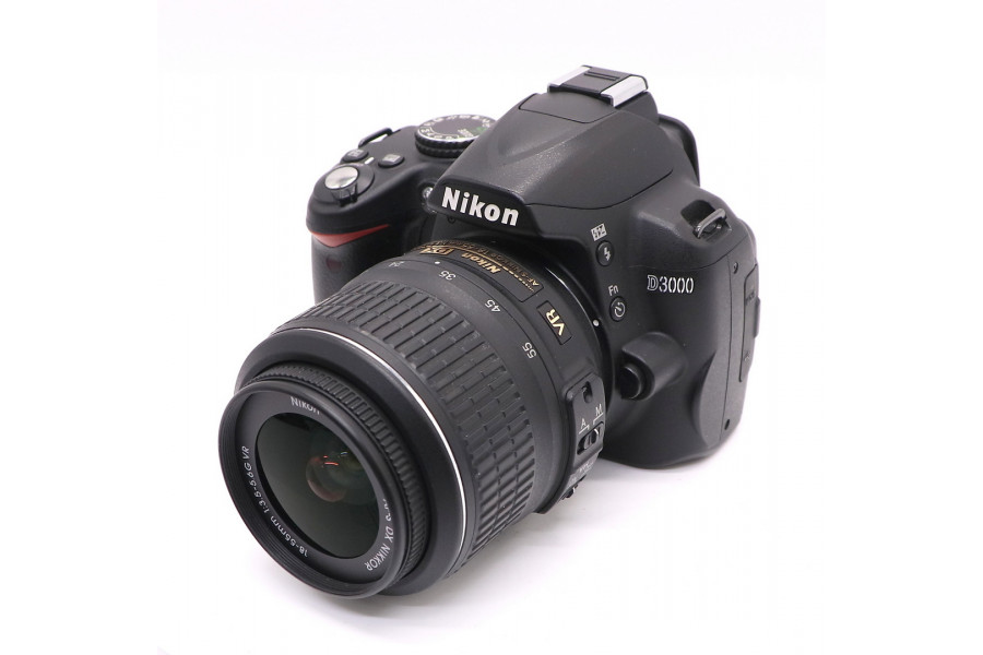 Nikon D3000 kit (пробег 11000 кадров)
