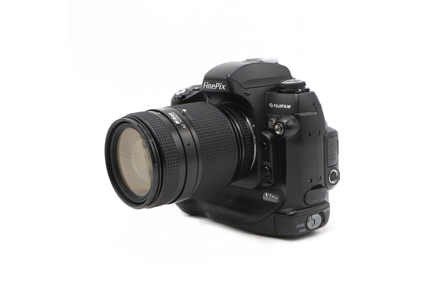 Fujifilm FinePix S3 Pro kit 35-70mm f/2.8 AF Nikkor