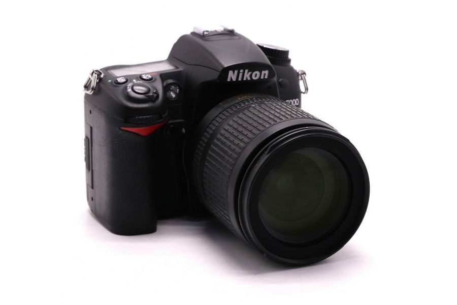 Nikon D7000 + Nikon 18-105mm f/3.5-5.6G AF-S ED DX VR Nikkor (пробег 45635 кадров)
