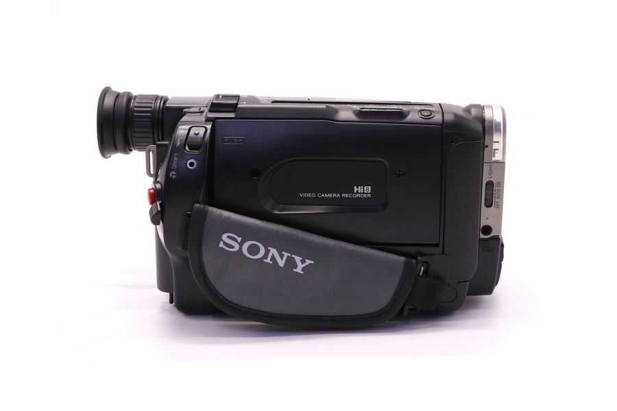Аналоговая видеокамера формата Hi8 Sony CCD-TR713E