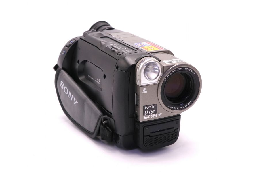 Аналоговая видеокамера формата Hi8 Sony CCD-TR713E