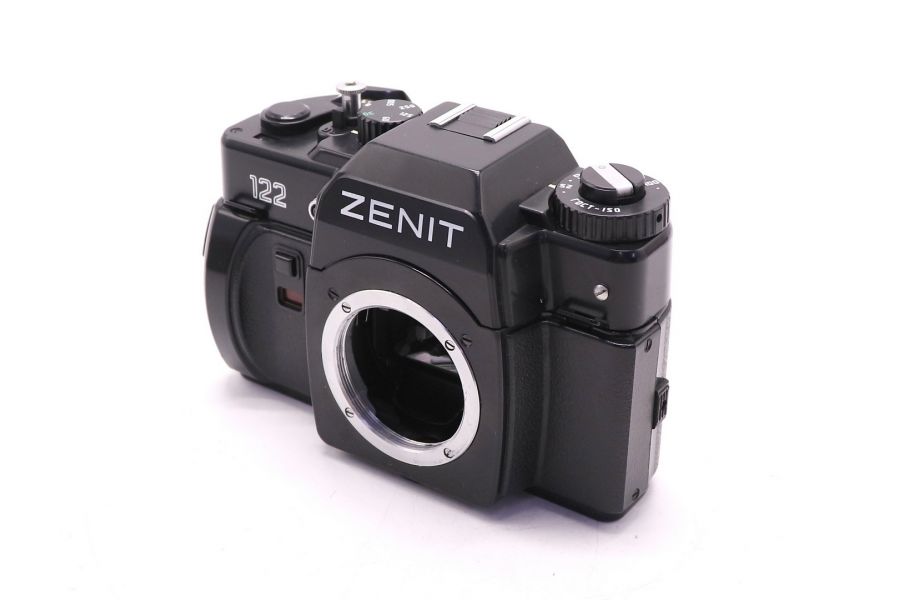 Советский малоформатный фотоаппарат Зенит 122 body