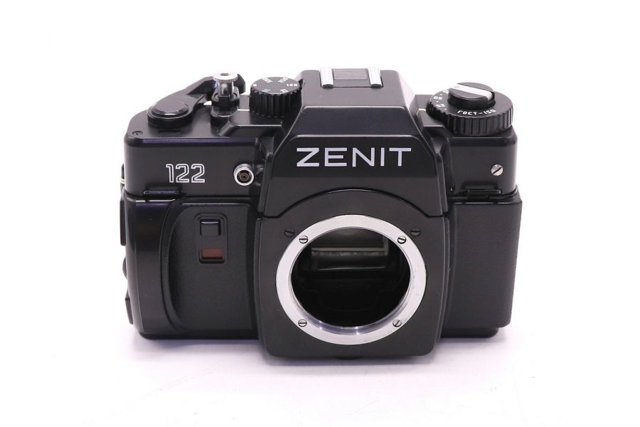 Советский малоформатный фотоаппарат Зенит 122 body