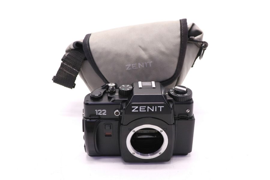 Советский малоформатный фотоаппарат Зенит 122 body