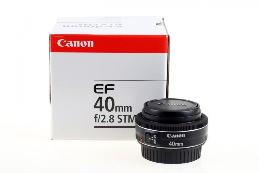 Объектив Canon EF 40mm f/2.8 STM в упаковке