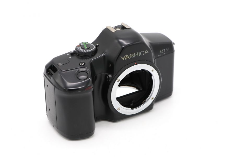 Зеркальный плёночный фотоаппарат Yashica 109 body