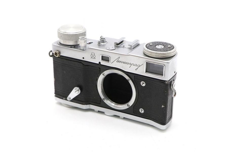 Пленочный фотоаппарат Ленинград body (ГОМЗ, 1964)