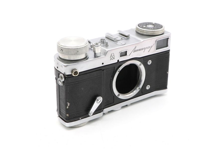 Пленочный фотоаппарат Ленинград body (ГОМЗ, 1964)