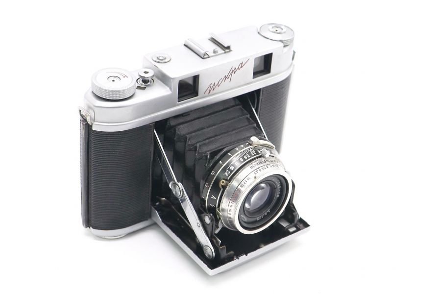 Советский пленочный фотоаппарат Искра (СССР, 1963)