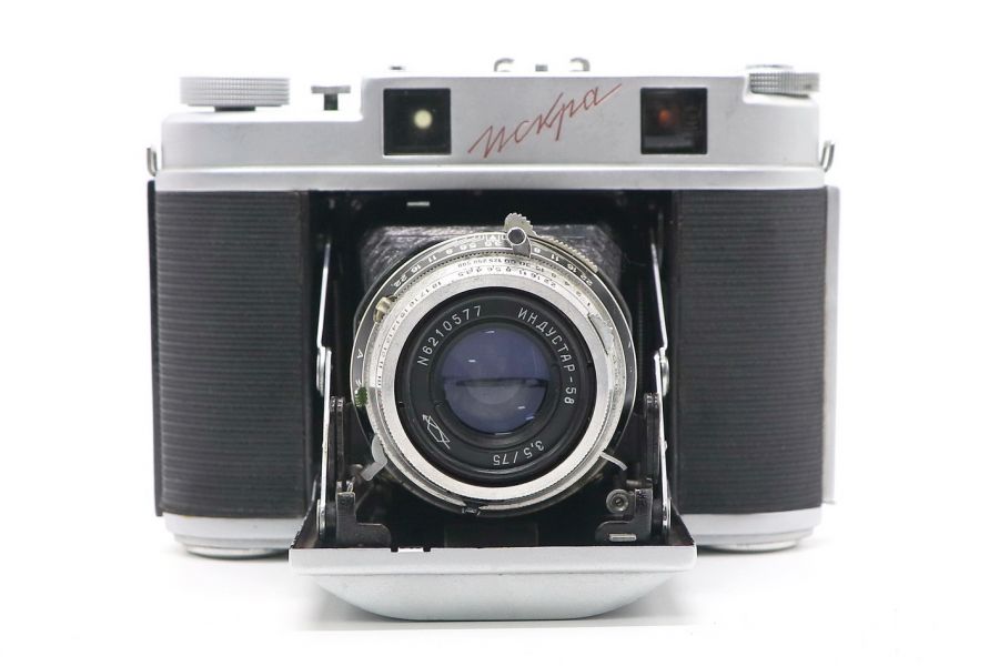 Советский пленочный фотоаппарат Искра (СССР, 1963)